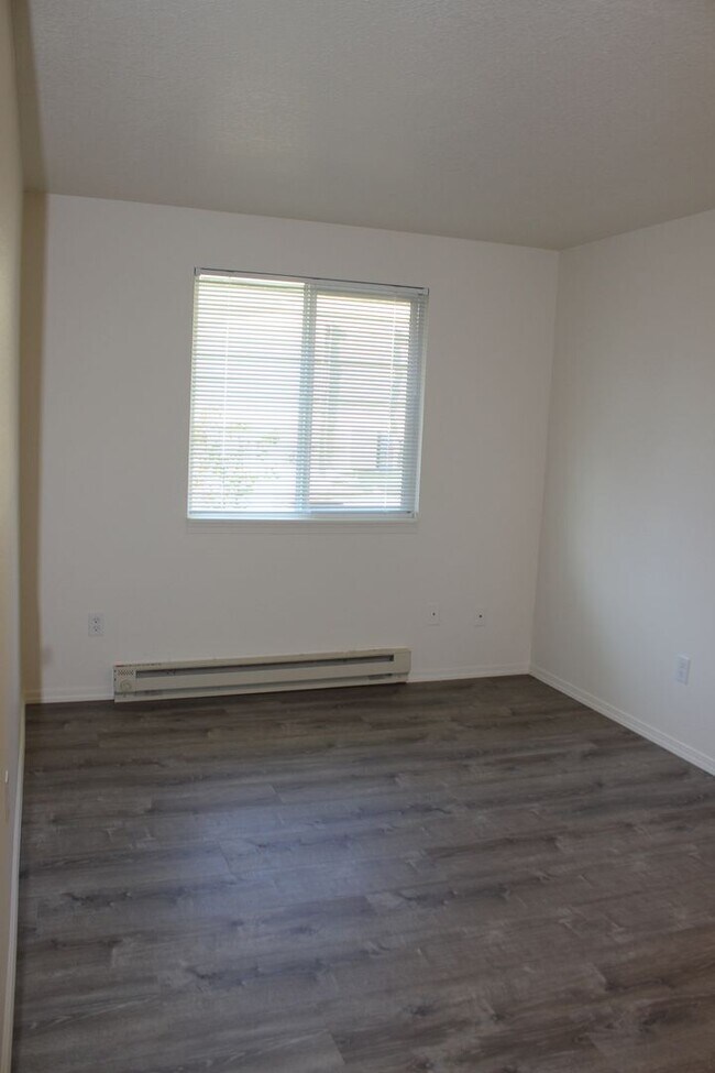 Building Photo - 4 bedroom 2 bath ranch house