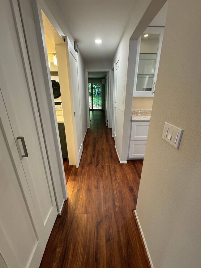 Building Photo - 2bd/2ba Kirkland Condo