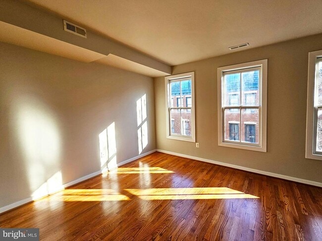 Building Photo - 12 S Regester St