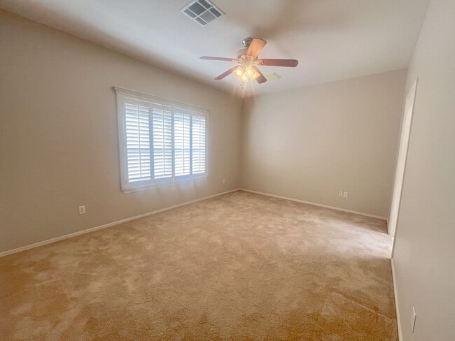 Building Photo - Adorable 3 bedroom 2 bath in Northeast El ...