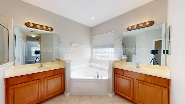 Building Photo - 14664 Falling Waters Dr