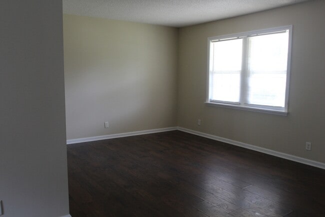 Building Photo - 1403 Greenbrier Ct