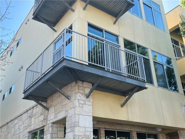 Building Photo - 2401 E 6th St