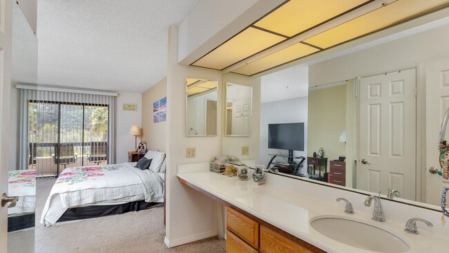 Building Photo - Lovely 1 bedroom Condo in Top-Rated Complex