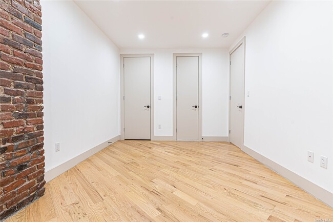 Building Photo - 282 E 38th St