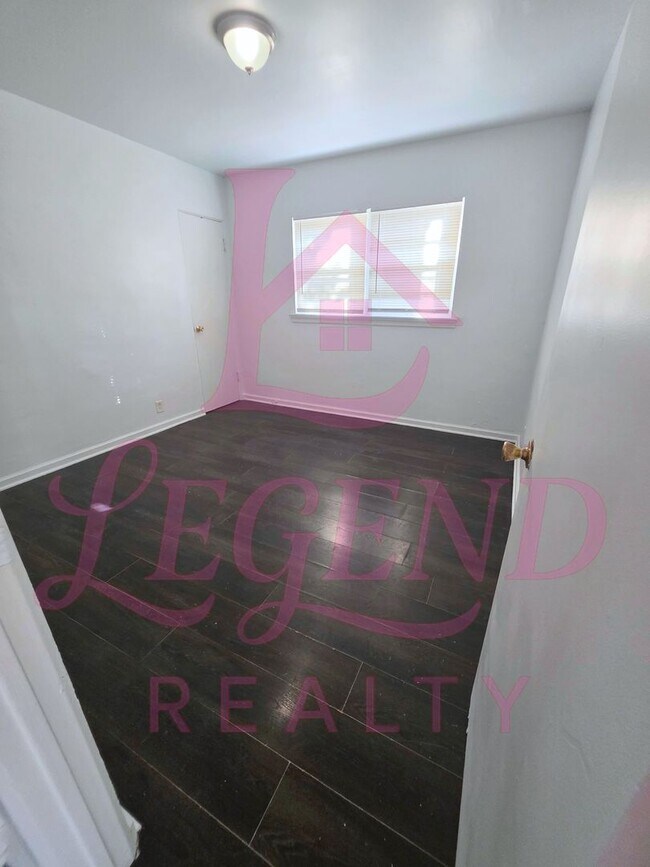 Building Photo - Cozy 2 Bedroom 1 Bathroom Home!
