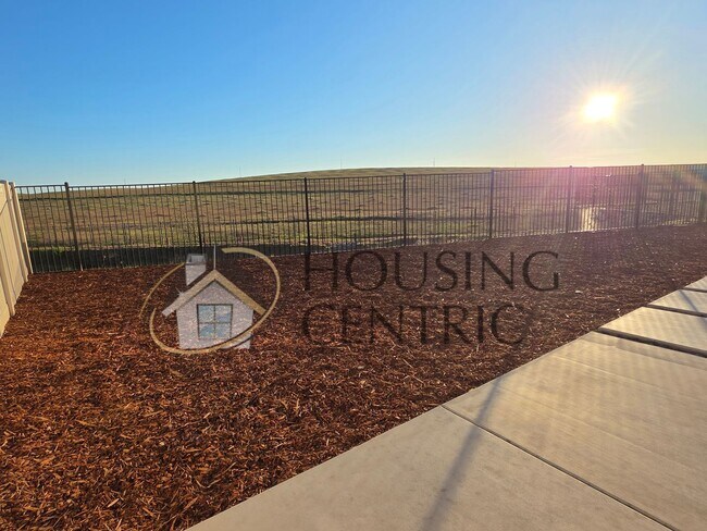 Building Photo - Executive Single Story Rental in HIGHLY DESIRABLE Heritage 55+ Community!