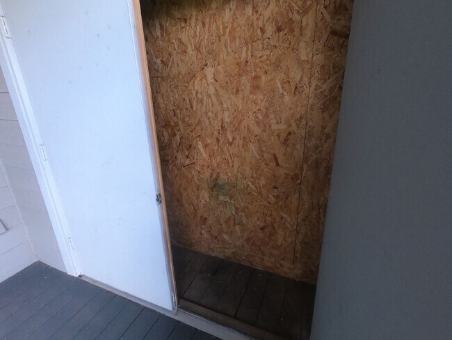 Building Photo - 2850 Aurora Ave