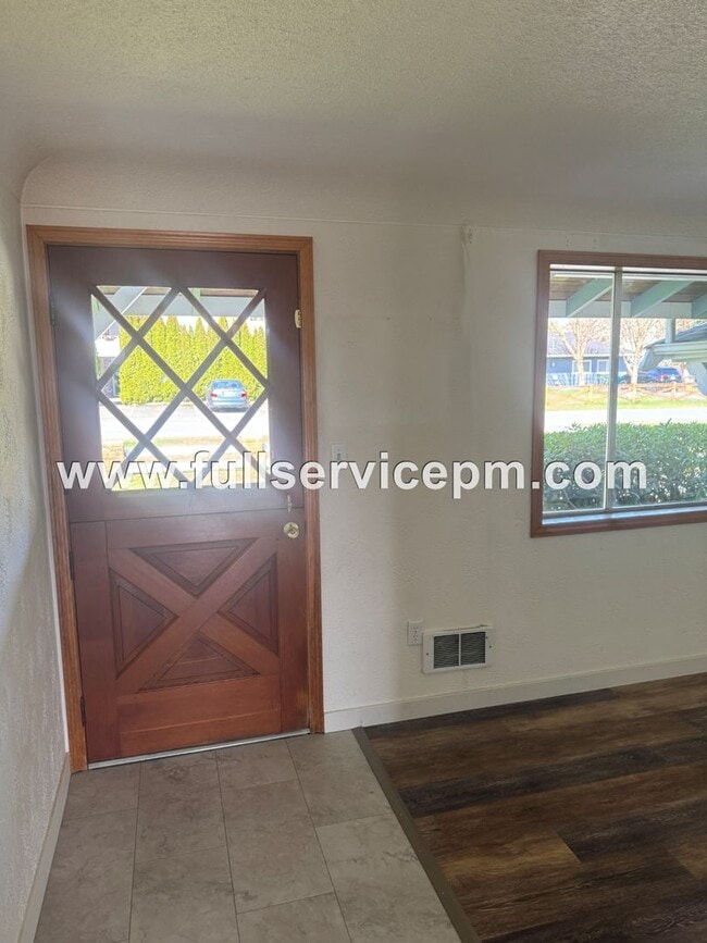 Building Photo - Charming house in downtown Snohomish