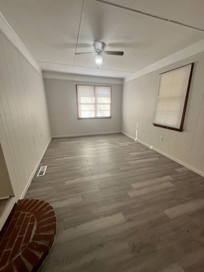 Building Photo - Beautiful 4 Bed, 2 Bath Brick Home Near Robins Air Force Base!