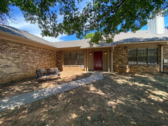 Primary Photo - AVAILABLE NOW 2 BEDROOM 2 BATH TOWNHOME IN GRAPEVINE