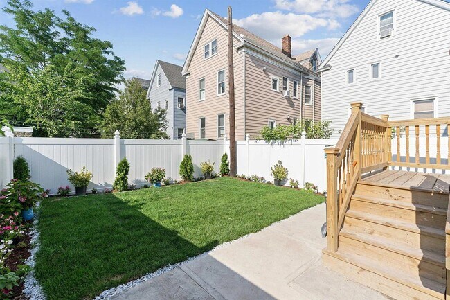 Building Photo - 133 W 4TH St