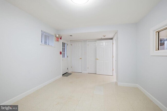 Building Photo - 711 Lamberton Dr