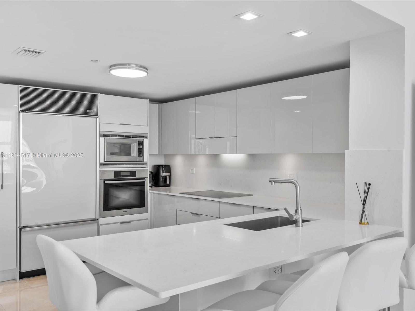 Building Photo - 6801 Collins Ave