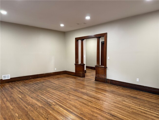 Building Photo - 483 Alexander St