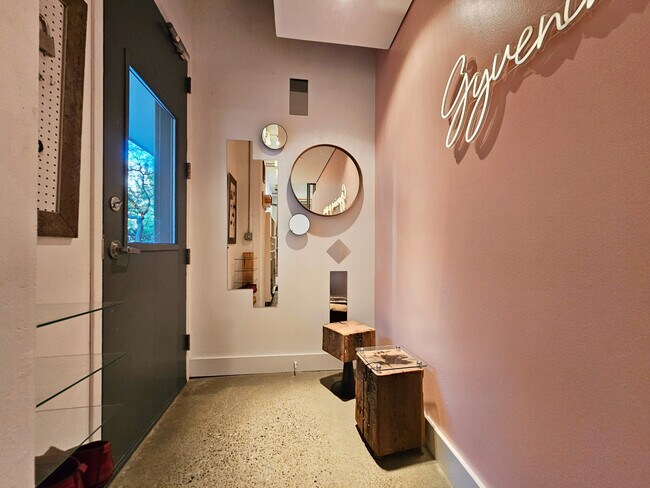 Building Photo - 80 Vine St