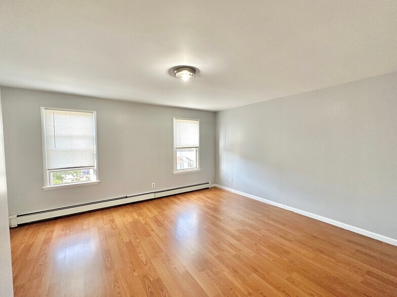 Building Photo - 335 Scott St