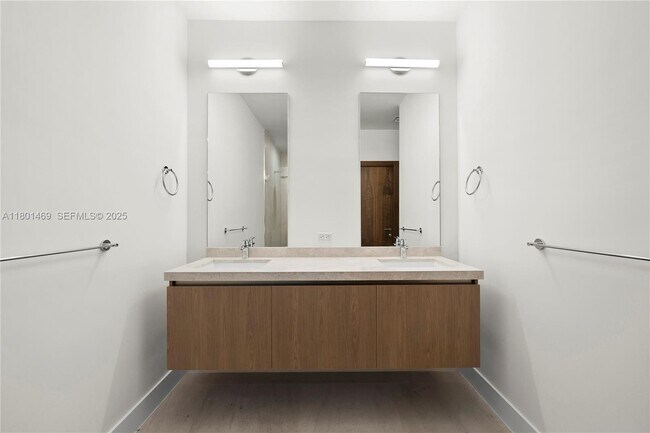 Building Photo - 701 Valencia Ave