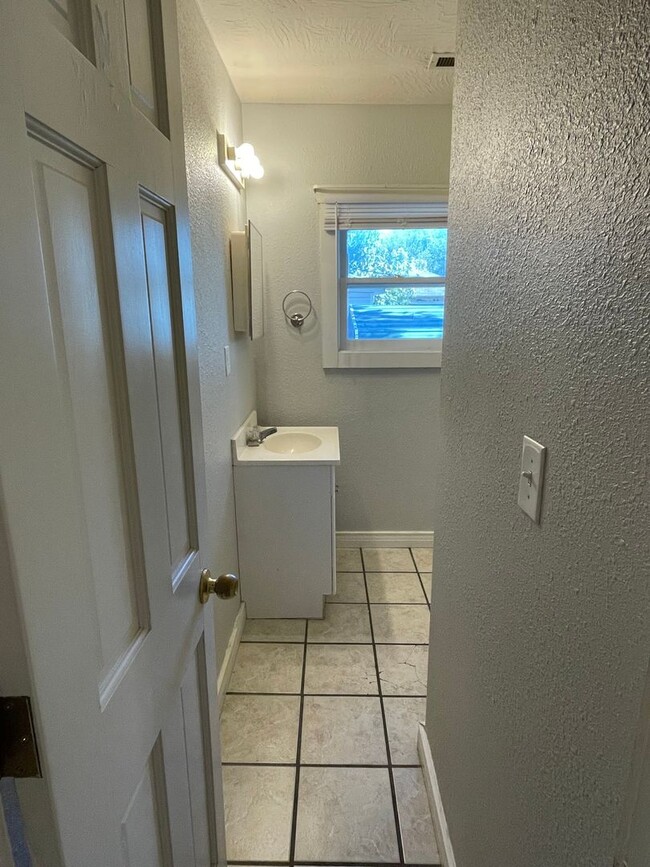 Building Photo - Updated 3 bed/1 bath home!