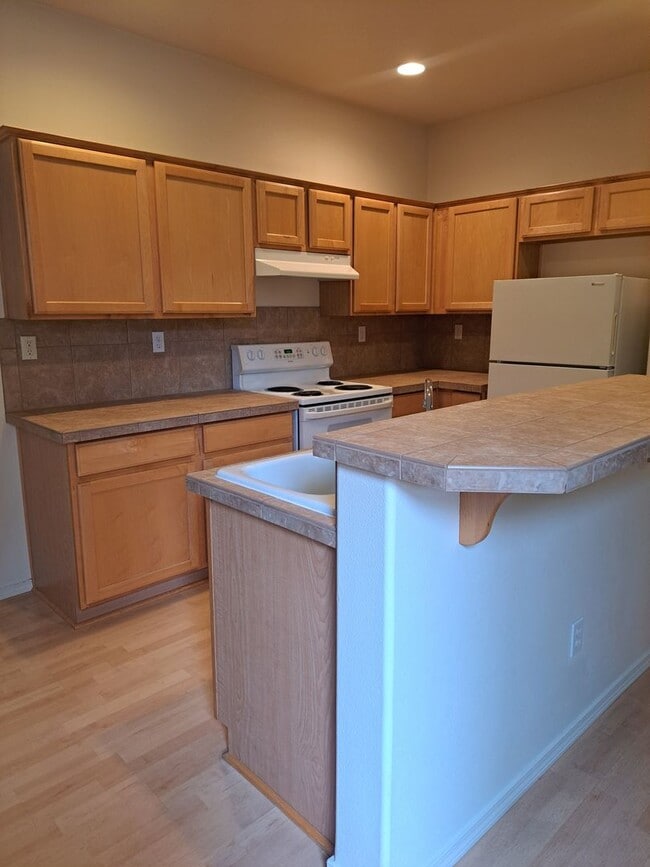 Building Photo - 3 BEDROOM - AC - move in ready Hillsboro
