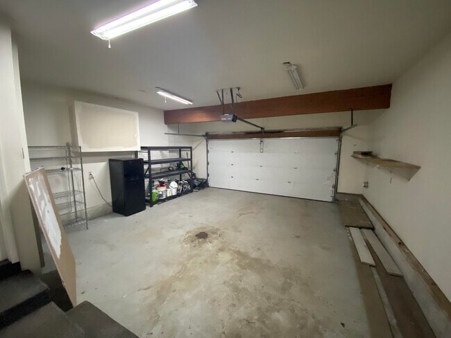 Building Photo - A 3 bed, 2.5 bath home that has been meticulously well kept!