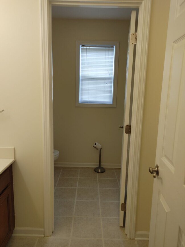 Building Photo - West Knoxville 37909 - Beautiful & newly remodeled with 4 bedroom, 3.5 baths - Call Sharon Arnwin...