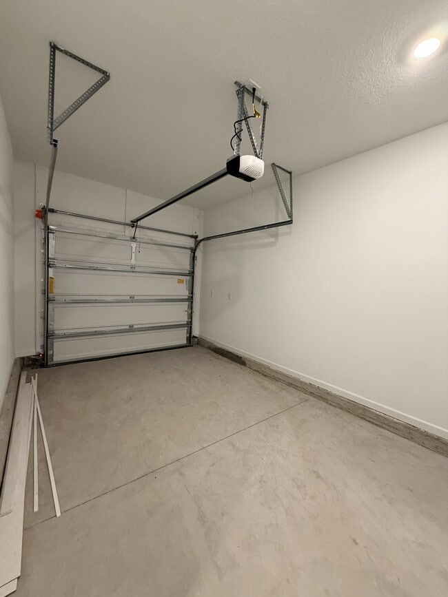 Building Photo - 543 Holly Lks Dr