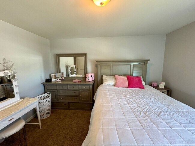 Building Photo - Beautiful 5BR/3BA Home in Roberta Ridge