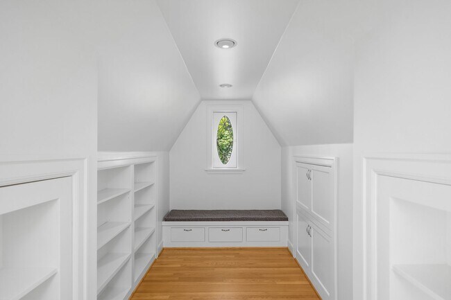Building Photo - Amazing Nob-Hill Estate with impeccable fi...