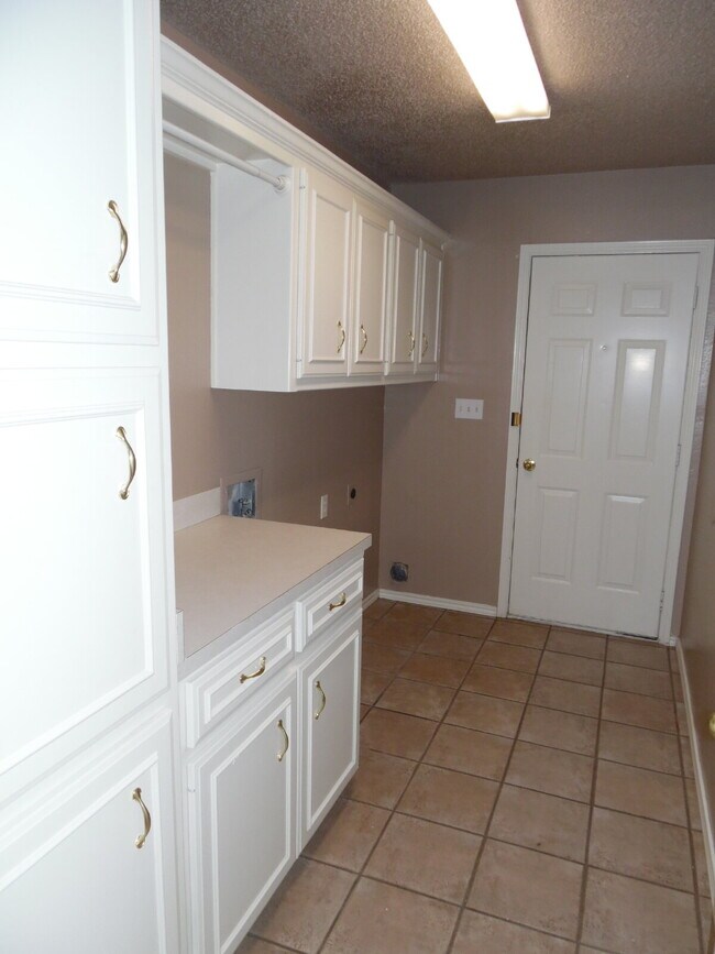 Building Photo - Captivating Townhome in Whisperwood