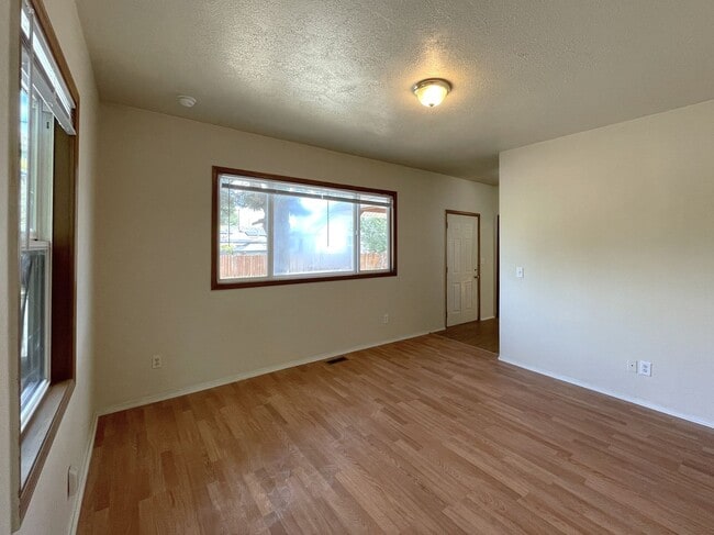 Building Photo - 4713 N Commercial Ave