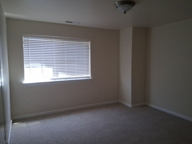 Building Photo - Cute, clean 2 bedroom upstairs apartment with patio.