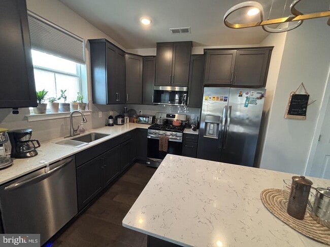 Building Photo - 983 Skylar Ct.