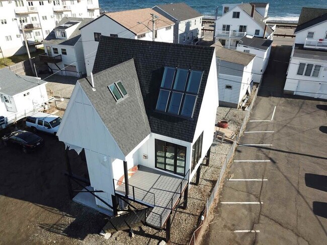 Building Photo - 10 Anchor St