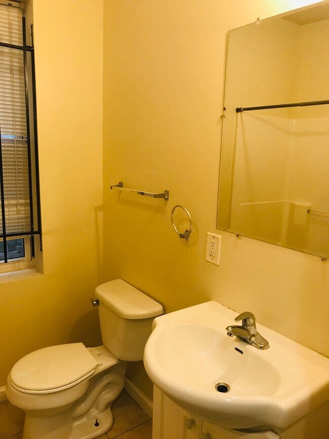 Building Photo - Gorgeous 6-Bedroom Townhouse One Block fro...