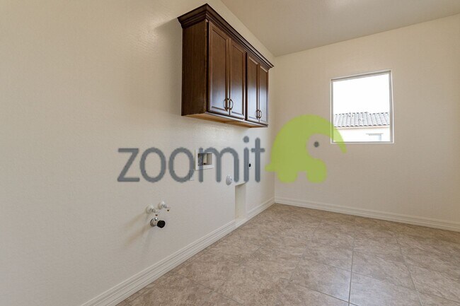 Building Photo - Beautiful Views!