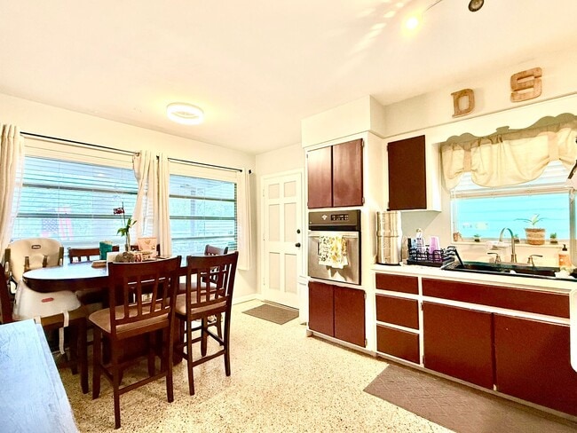 Building Photo - Bright & cozy 2bedroom 1bath home with out...