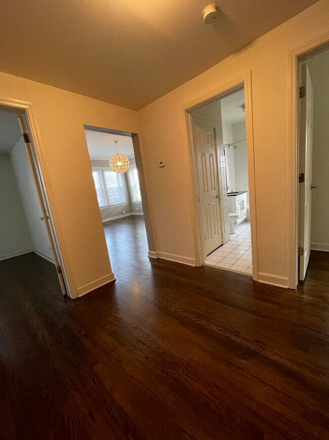 Building Photo - 3547 W Dickens Ave