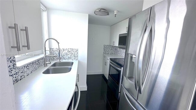 Building Photo - 5900 Collins Ave