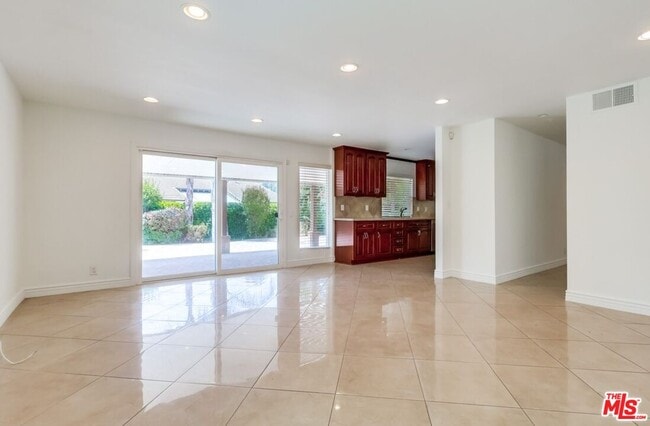 Building Photo - 687 Mt Carmel Dr