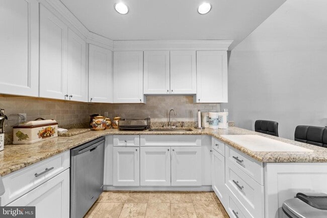 Building Photo - 42 Woodmont Dr