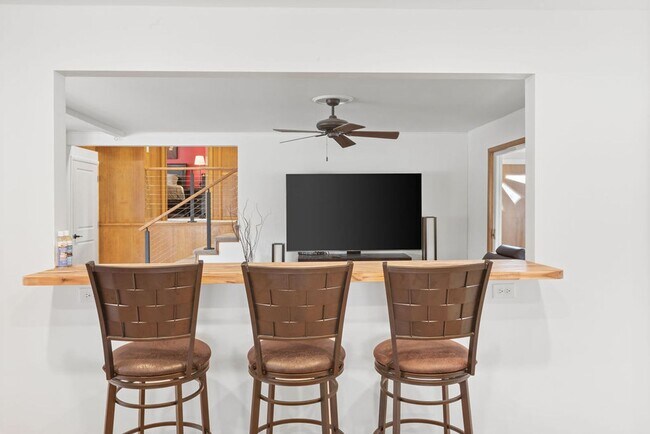 Building Photo - Style Meets Location 3 Bedroom 3 Bathroom Single Family Home - Must See