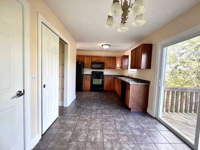 Building Photo - Oak Tree Townhome