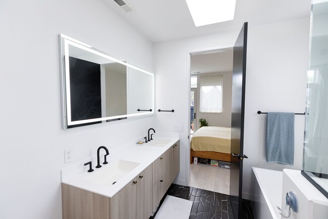 Building Photo - Modern Penthouse in Columbia Heights