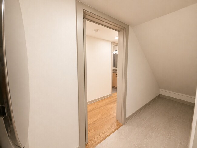 Building Photo - 1337 W Estes Ave
