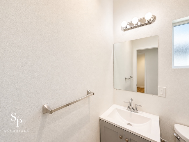 Building Photo - Charming 1-Bedroom ADU with Hardwood Floors – Downey Living at Its Best!