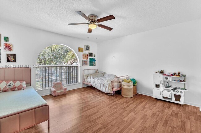 Building Photo - 2927 Bogota Ave