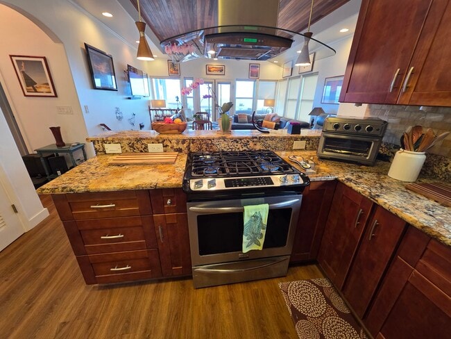 Building Photo - 1367 Kakae Pl