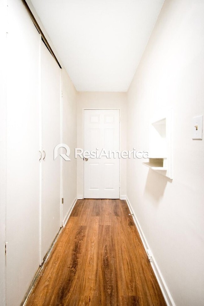 Building Photo - Newly Renovated 3/1 In 38111