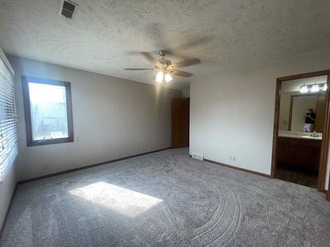 Building Photo - Nice Town Home in Bellevue!